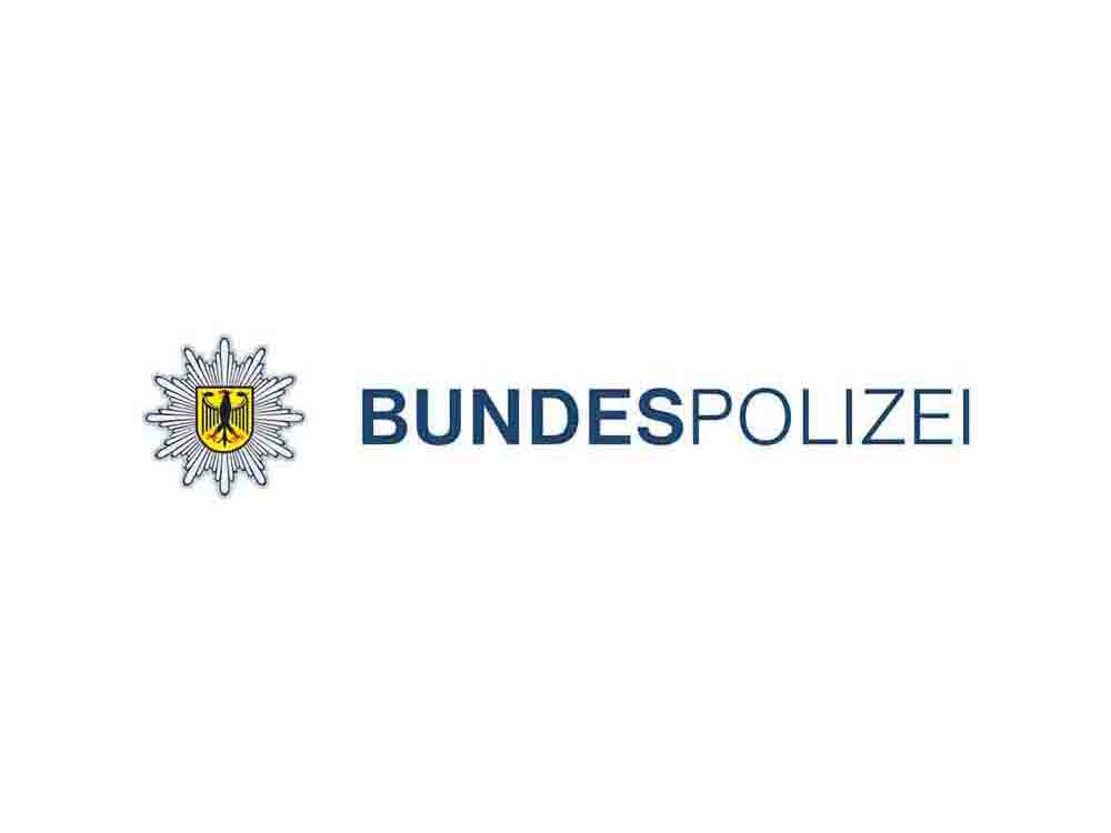 Bundespolizei NRW: Bielefelderin schlägt nach Maskenverstoß zu