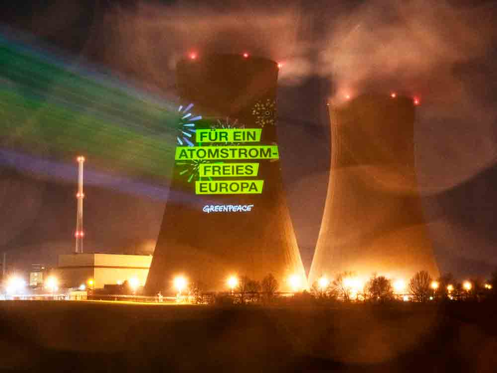 Greenpeace-Aktive demonstrieren am AKW Grohnde für europäischen Atomausstieg