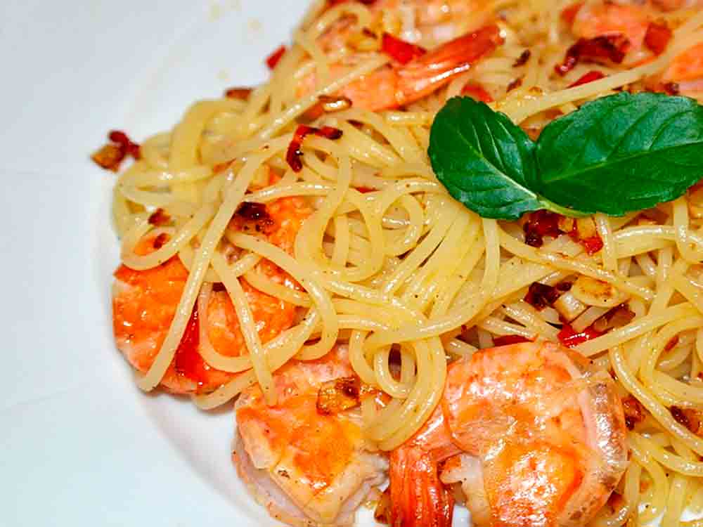 Rezepte für Gütersloh: Spaghetti in Sahnepesto Sauce mit Garnelen und viel Knoblauch, von einem Gütersloher Koch
