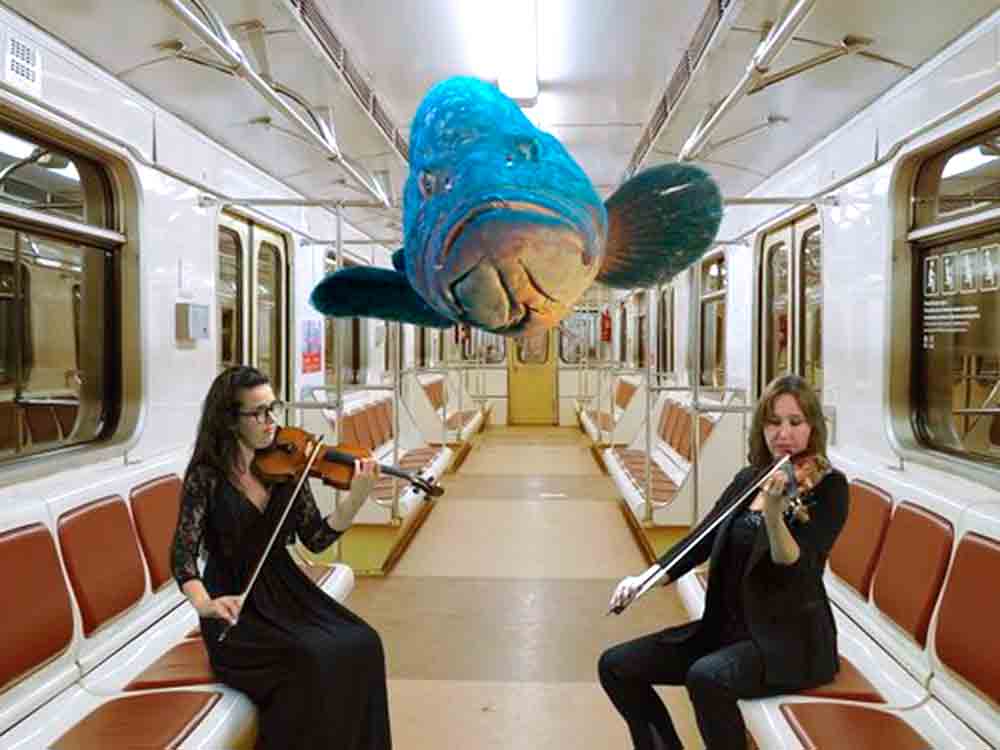 WDR Sinfonieorchester musiziert mit einem Fisch in der U-Bahn