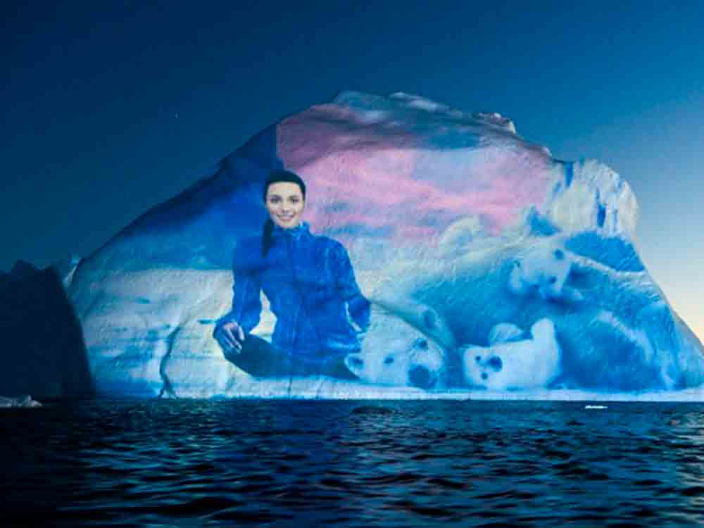 NFT Kunst mit Avatar Leya Love auf 14 Millionen Jahre alten Eisbergen in der Arktis