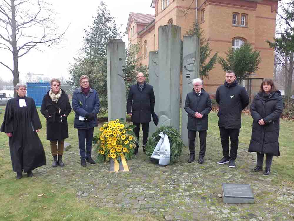 Gedenkfeier für die Opfer des Nationalsozialismus, LWL Klinik Dortmund: Kranzniederlegung zusammen mit dem BVB