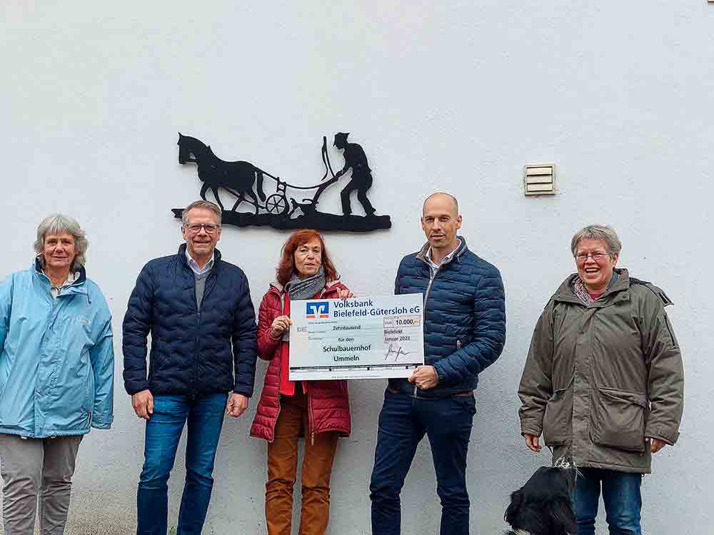 Erfolgreiche Weihnachtsaktion der Volksbank, 10.000 Euro für den Schulbauernhof Ummeln