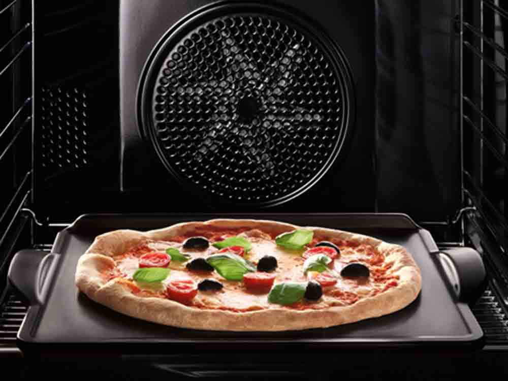 Anzeige: Pizza wie frisch aus dem Steinofen, mit dem neuen Gourmet Back und Pizzastein von Miele