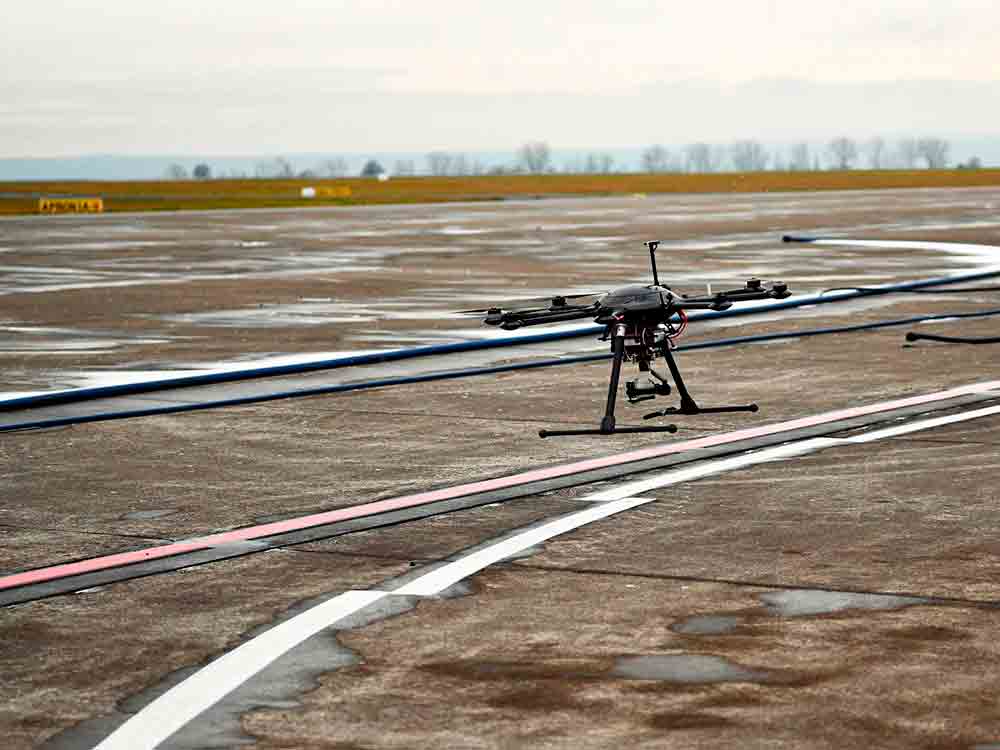 DLR, Droh­nen bor­d­au­to­nom im dich­ten Ver­kehr flie­gen las­sen