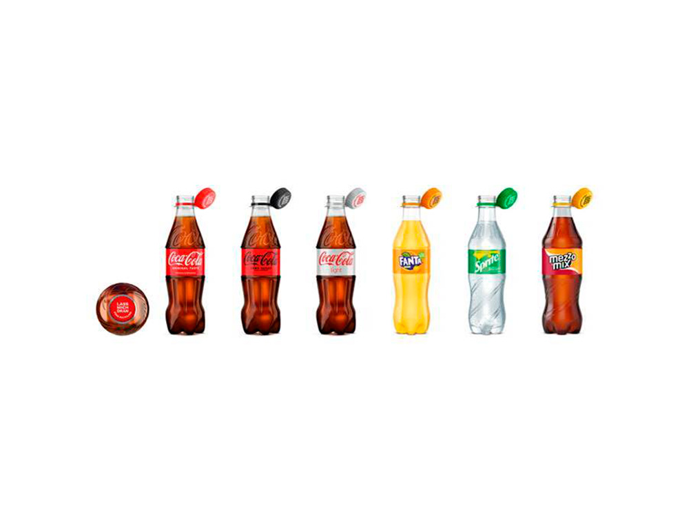 Deckel und Flasche: Jetzt unzertrennlich – Coca-Cola stellt Verschlüsse von PET-Einwegflaschen für besseres Recycling um