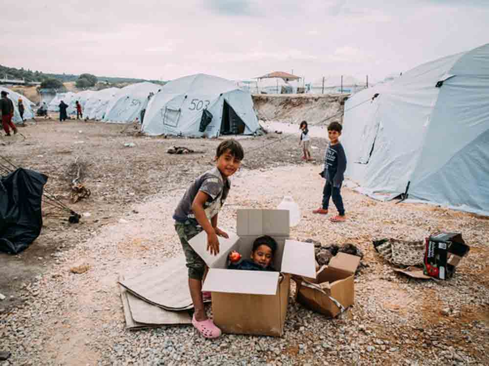 UNO Flüchtlingshilfe: Fotoausstellung, Flüchtlingskinder auf Lesbos, »Manchmal male ich ein Haus für uns«