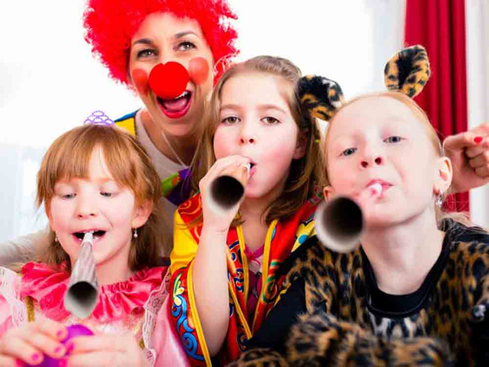 Blickwinkel, Fasching feiern mit Kindern, Spaß haben trotz Corona Pandemie