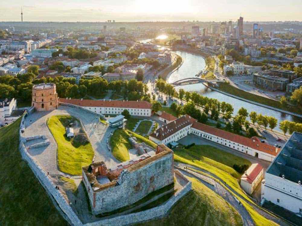Litauen hebt Covid 19 Beschränkungen auf, um internationale Touristen willkommen zu heißen