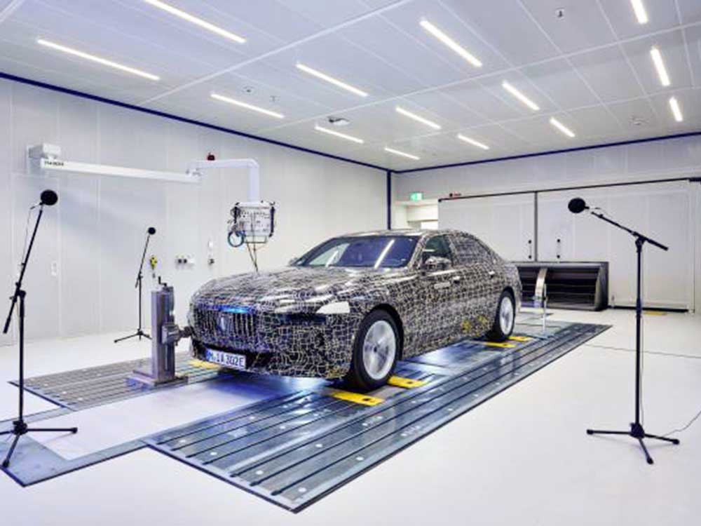 Für höchstes Wohlbefinden im Luxussegment: Der BMW i7 in der Akustikerprobung am Standort des neuen FIZ Nord.
