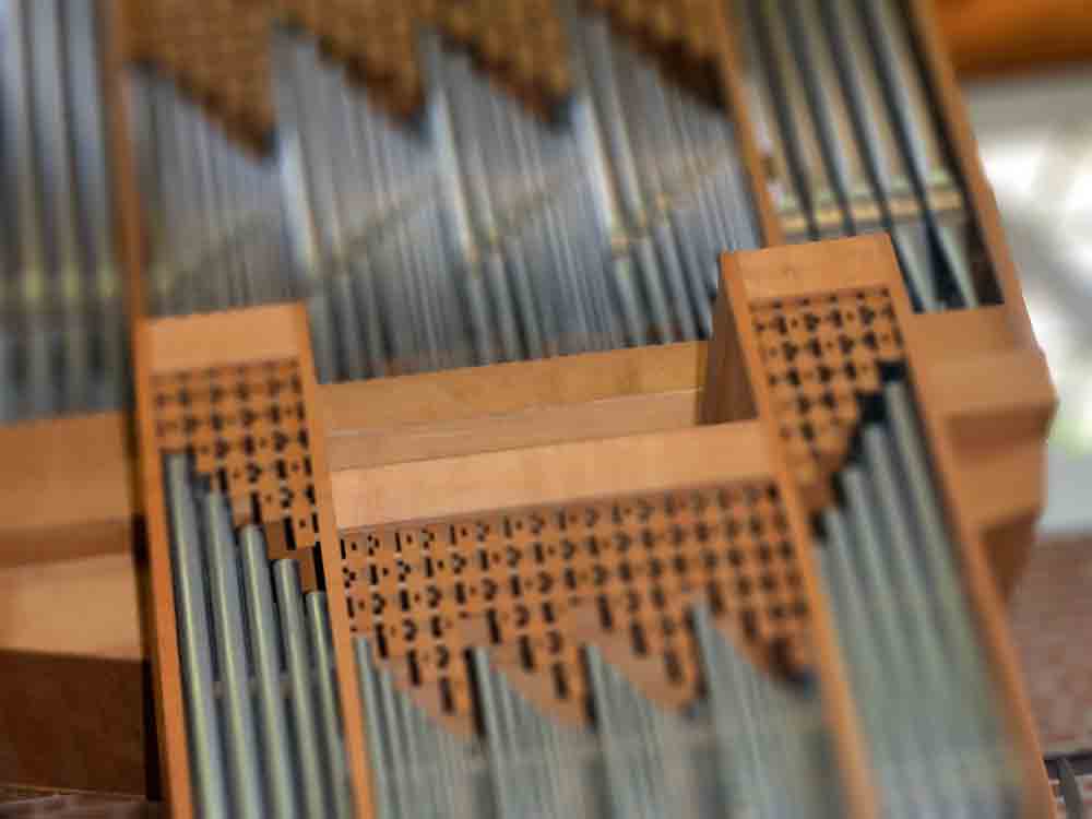 Gütersloh, Einladung zum Konzert »Orgel+« in der Evangeliumskirche