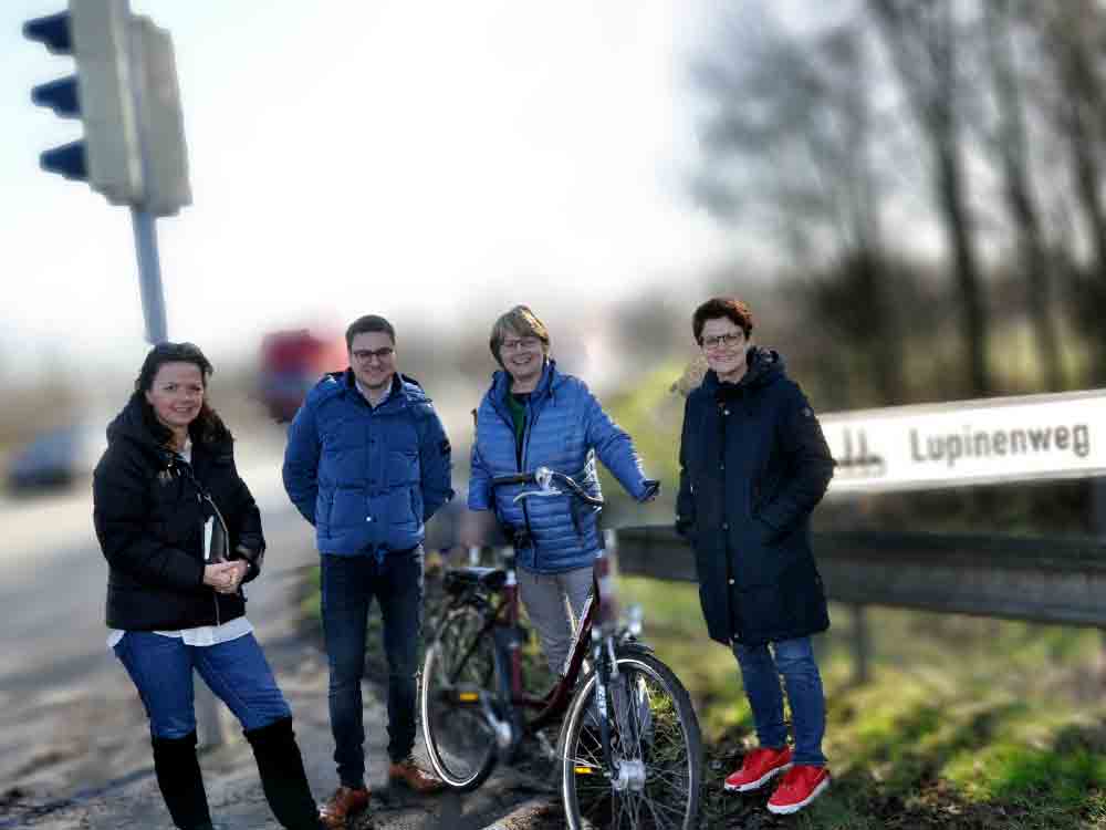 Gabriele Nitsch, Niklas Reimer, Ingrid Hollenhorst, Susanne Jasper bringen Radweg an der Verler Straße voran