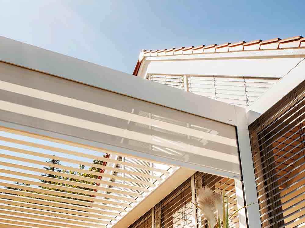 Draußen leben mit Lamellendach, multifunktionale Verschattung für die Terrasse