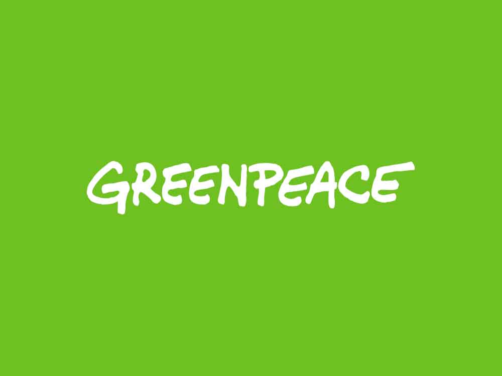 »No Coal« – »No War«, Greenpeace Aktive demonstrieren im Hamburger Hafen an Frachter mit russischer Kohle