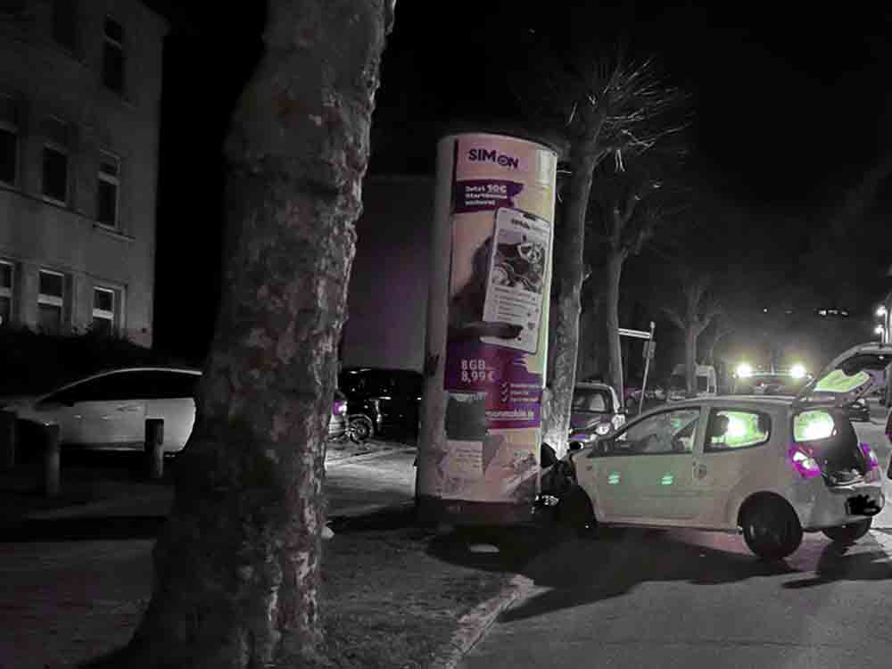 Polizei Bielefeld, betrunken gegen eine Litfaßsäule