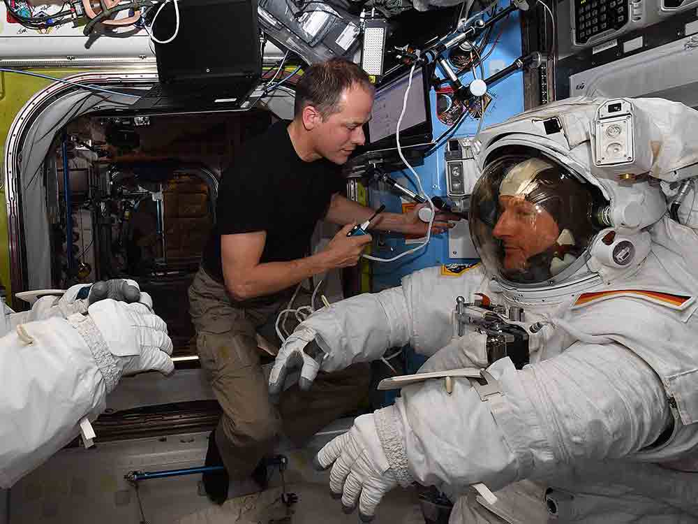 Der deutsche ESA Astronaut Matthias Maurer und sein erster Weltraumausstieg