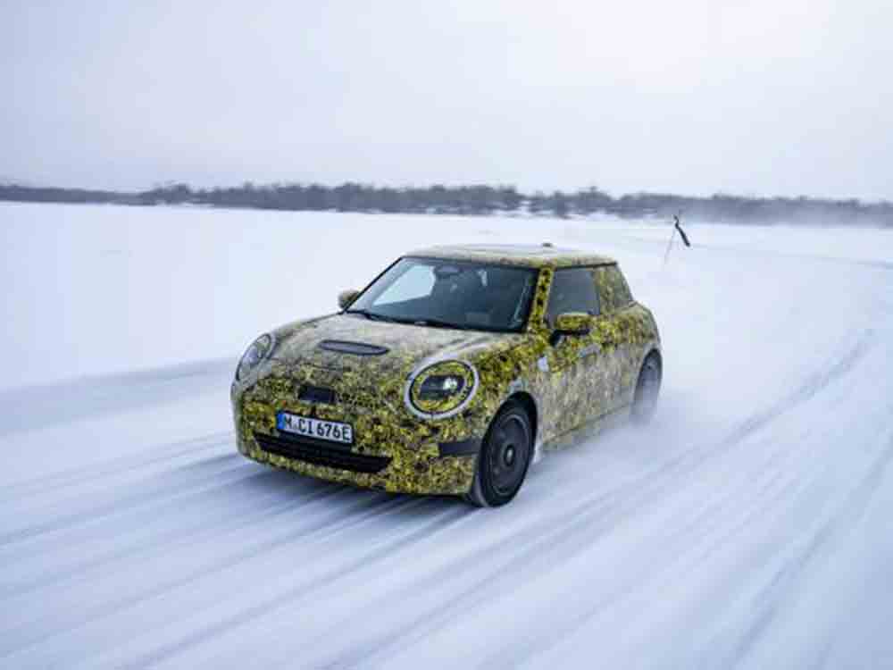 Rein elektrisch, voller Fahrspaß: der neue Mini 3 Türer auf Schnee und Eis