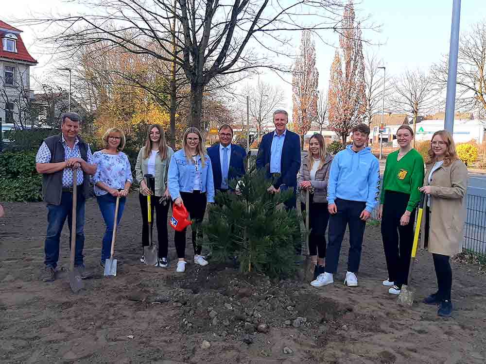Kreise Warendorf, Gütersloh, Volksbank eG feiert Lossprechung von 10 Azubis mit einem Jahrgangsbaum