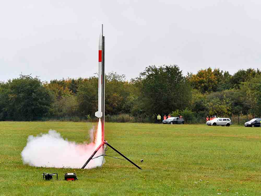 DLR, Schul­teams for­schen mit selbst­ge­bau­ten Mi­ni­sa­tel­li­ten