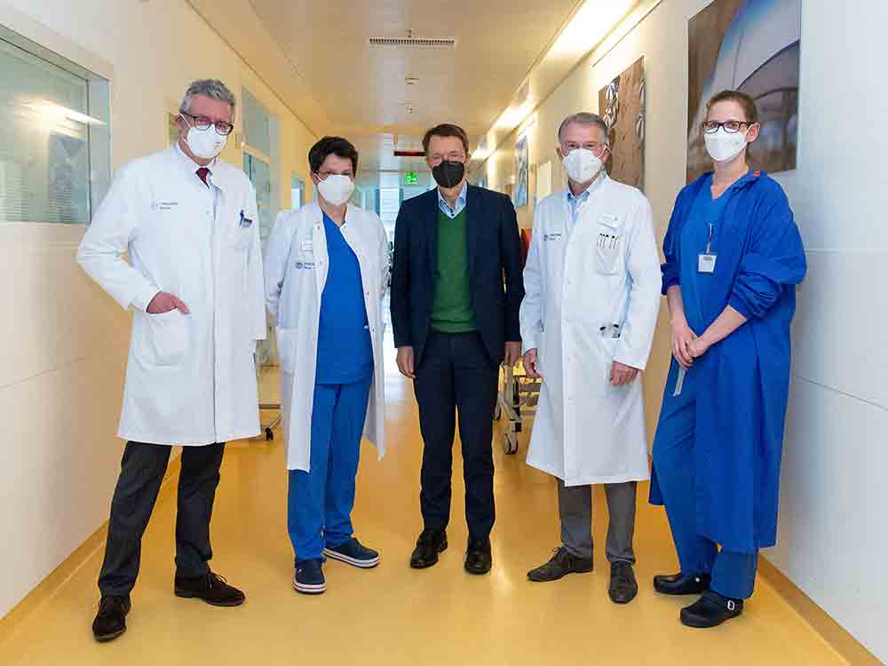 Gesundheitsminister Lauterbach besucht Uniklinik Köln, Herausforderungen der Krankenversorgung in Zeiten der Pandemie