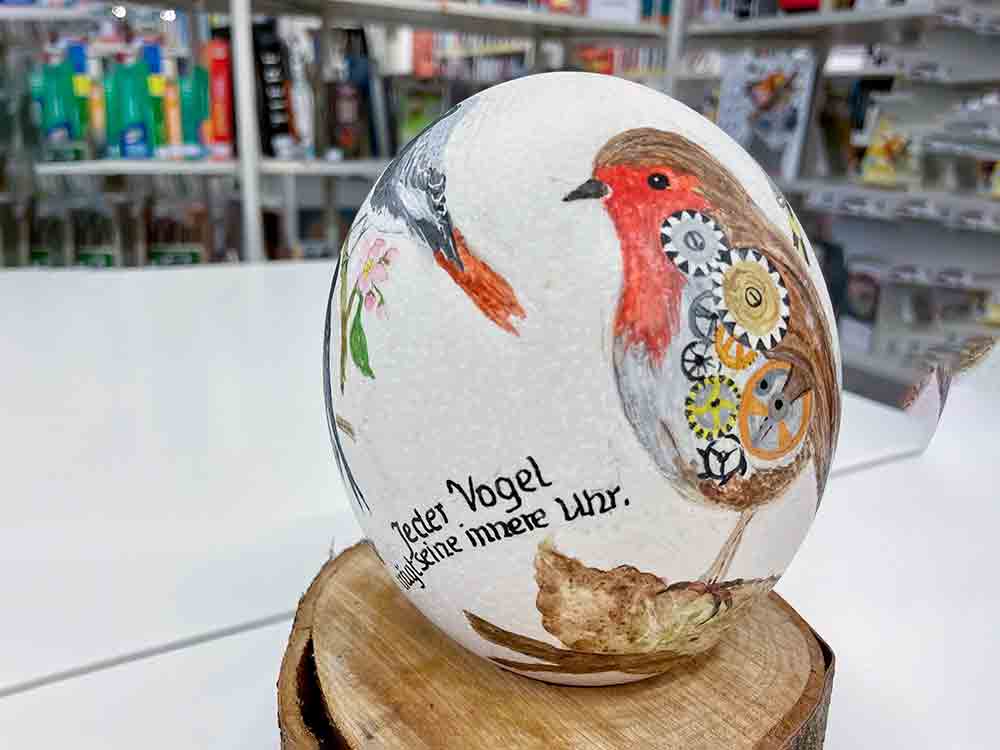 Rietberg, Kunstvoll gestaltete Vögel zieren Ostereier, Ausstellung von Marie-Luise Kloock in der Stadtbibliothek