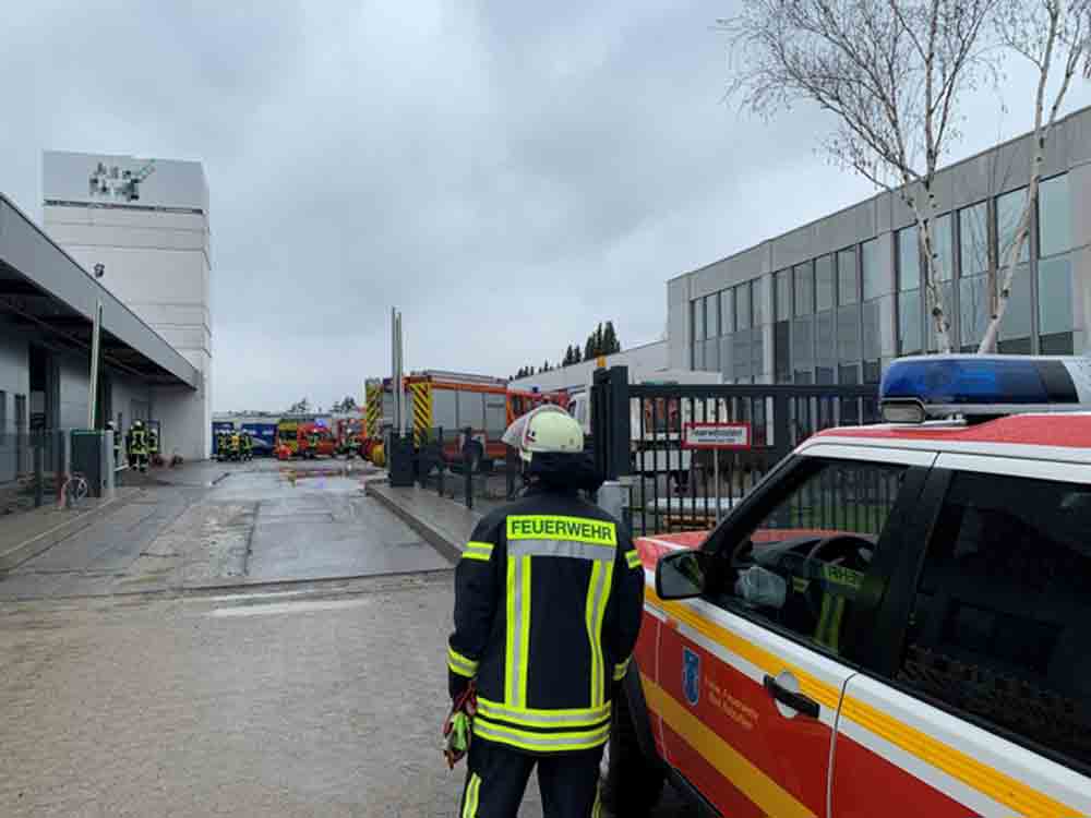 Freiwillige Feuerwehr Bad Salzuflen, 9 Betroffene nach Brand in Fertigungshalle, Produktionsteile fangen im Bad Salzufler Ortsteil Schötmar Feuer