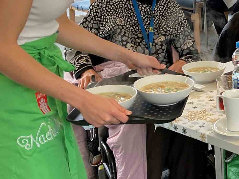 R+V Versicherung und AWW Suppenküche Nachschlag laden Bedürftige in Ludwigsburg zum Essen »to go« ein