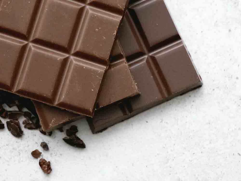 Wieviel Schokolade ist gesund? Studien preisen den süßen Genuss als gesund an, Apotheken Umschau zeigt, was hinter den Versprechen steckt