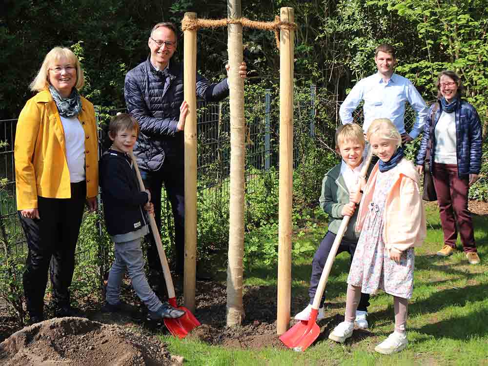 Baumpflanzung 20 Jahre Energiesparen macht Schule in Rheda-Wiedenbrück
