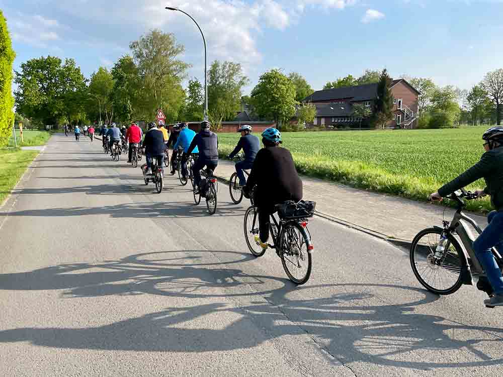 Kreis Gütersloh, »Tour de Rietberg« erlaubt ungewohnte Einblicke, Radtour mit dem Bürgermeister zum Thema Heizen, Wildbratwurst
