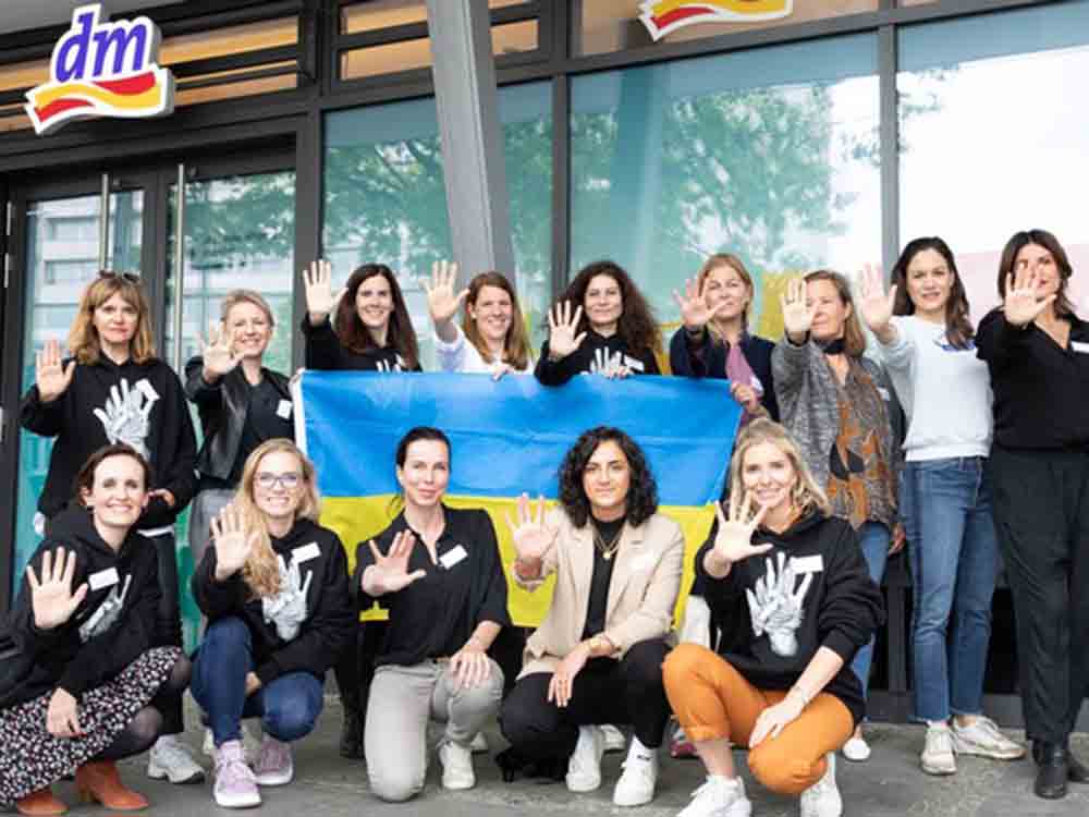 Initiative #WeAreAllUkrainians und DM Drogeriemarkt unterstützen Mütter und Neugeborene in der Ukraine
