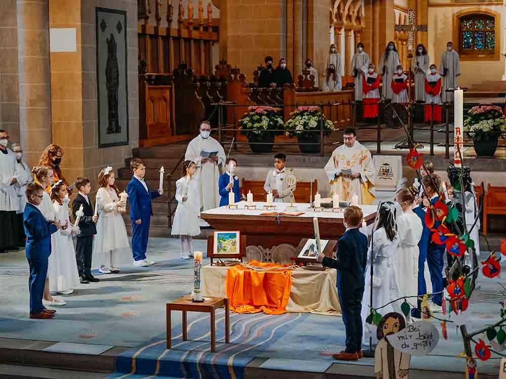 Premiere für die Grundschule Sankt Michael, 18 Mädchen und Jungen feierten Erstkommunion im Hohen Dom