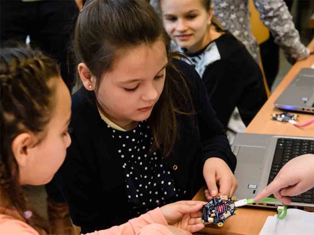 Unterstützung für Schulen in Flutgebieten: Fraunhofer IAIS und KI.NRW verschenken Mikrocontroller »Calliope mini«
