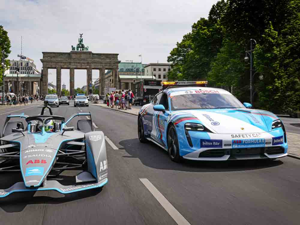 Das Porsche Safety Car der Formel E in den Straßen von Berlin