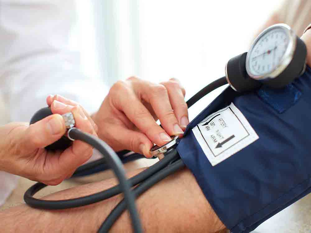 Welt Hypertonie Tag am 17. Mai 2022, regelmäßig Blutdruck messen