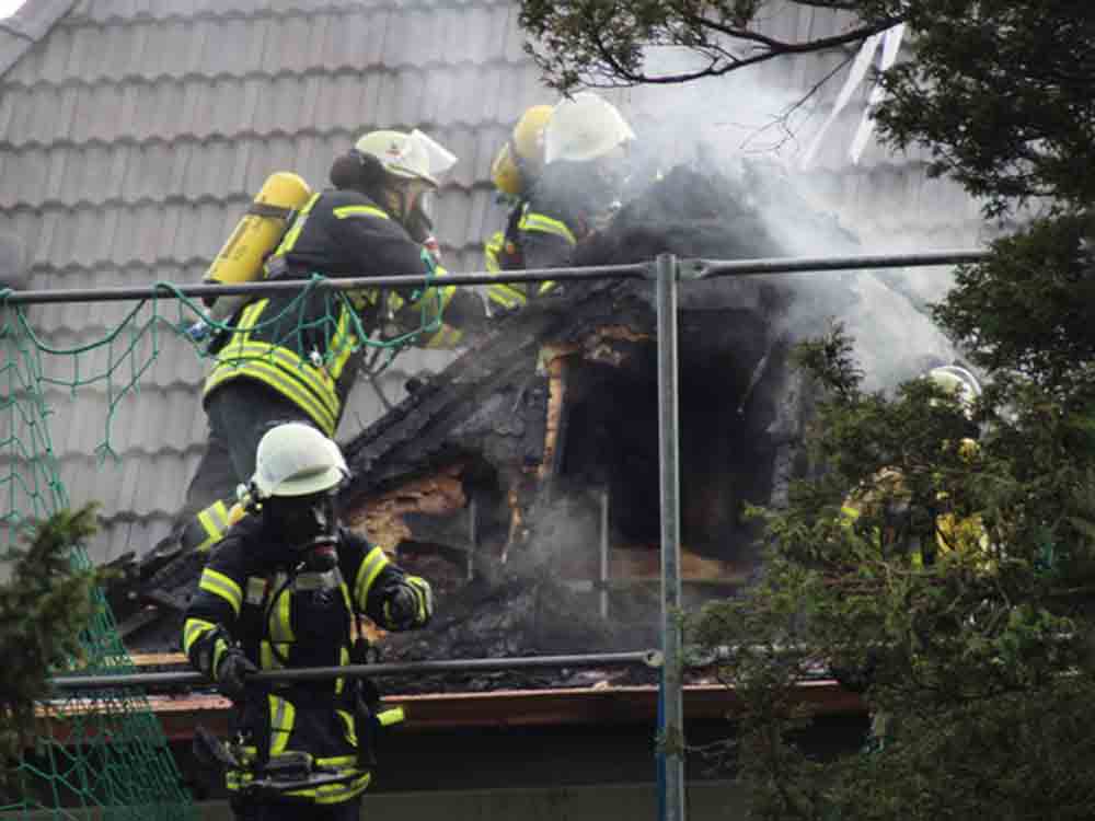 Freiwillige Feuerwehr Bad Salzuflen, Passanten entdecken Dachstuhlbrand am Asenberg