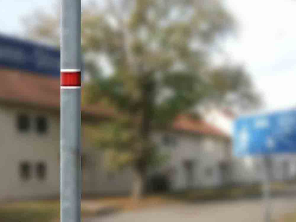 Gütersloh, weiß rot weiße Markierung an Straßenlaternen, das kann Ärger geben