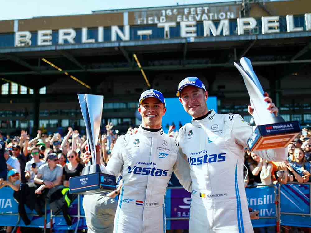 Heimsieg und Doppelpodium für das Mercedes EQ Formel E Team in Berlin: Nyck de Vries gewinnt, Stoffel Vandoorne fährt auf P 3