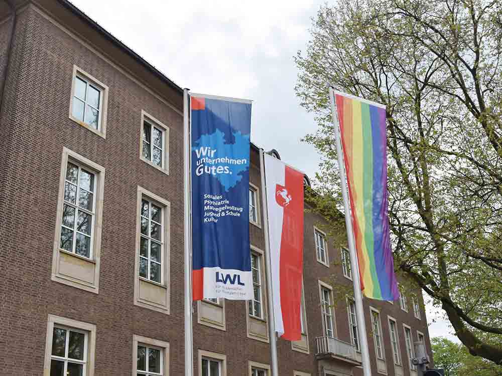 Regenbogenfahne vor LWL Landeshaus, »die sexuelle Orientierung geht den Arbeitgeber nichts an«
