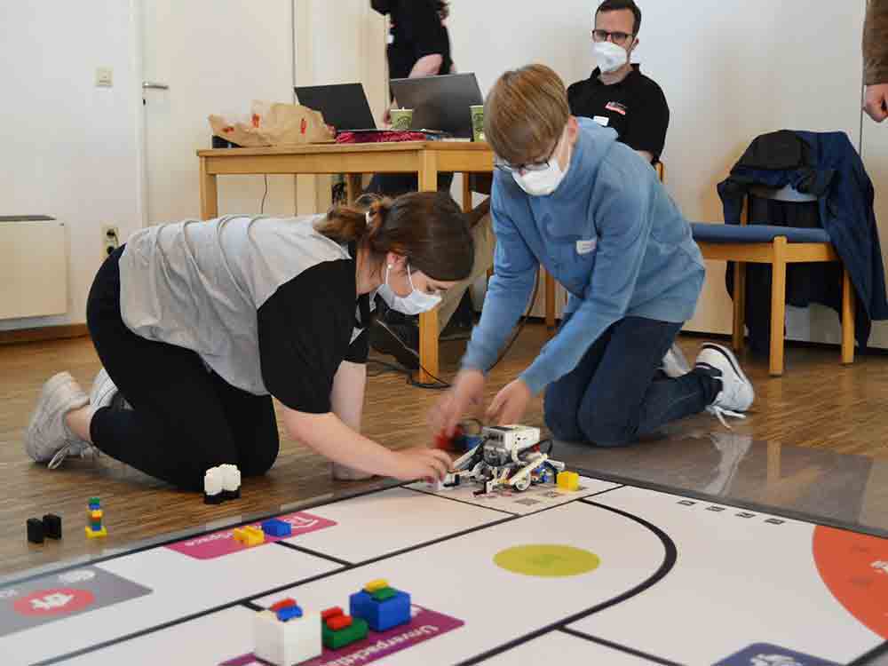 Roboter im Lauf gegen die Zeit, Teams aus dem Kreis Gütersloh überzeugen beim ZDI Robotik Wettbewerb in Halle