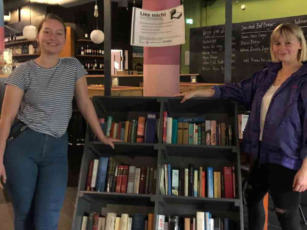 Gütersloh, Kooperation der Weberei mit der Stadtbücherei, erster Bücherschrank Güterslohs steht im Bürgerkiez