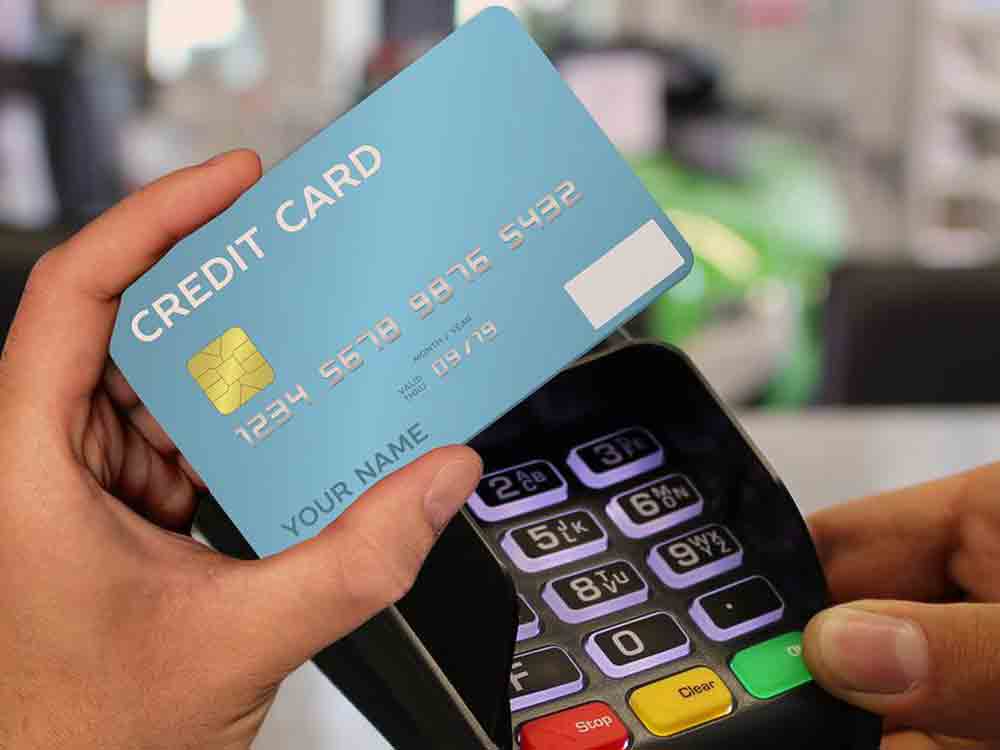 Check24, kostenlose Kreditkarten, so vermeidet man hohe Gebühren im Urlaub