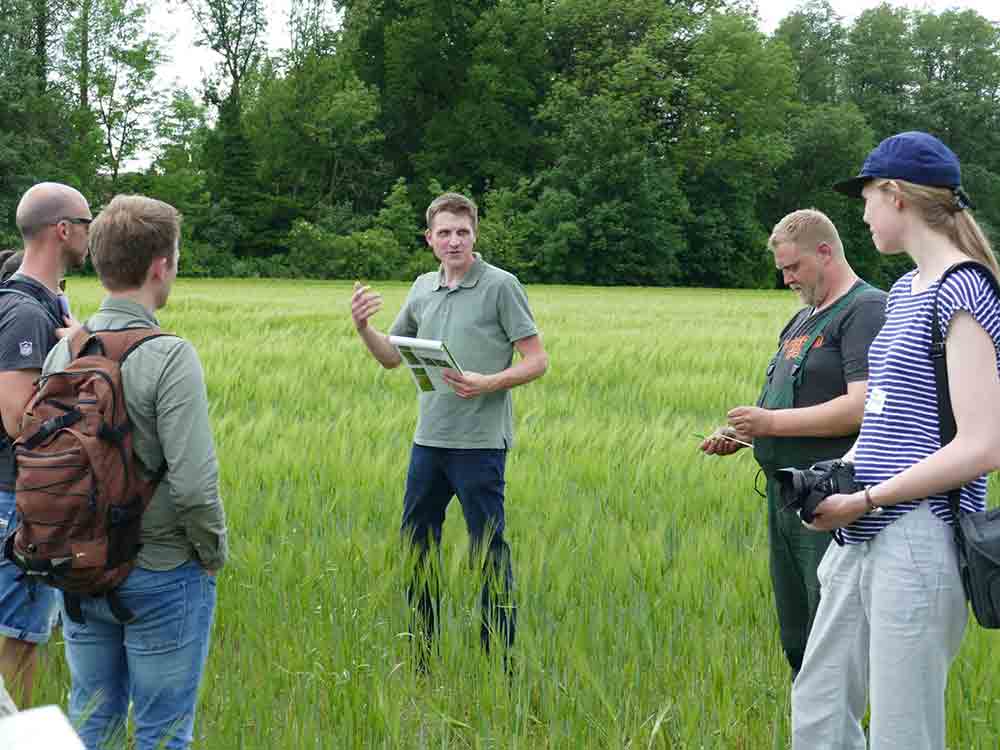 Lehrerfortbildung zur »Biodiversität in der Landwirtschaft« im Kreis Gütersloh, Lehrkräfte zu Besuch bei Wildbiene, Feldhase & Co.