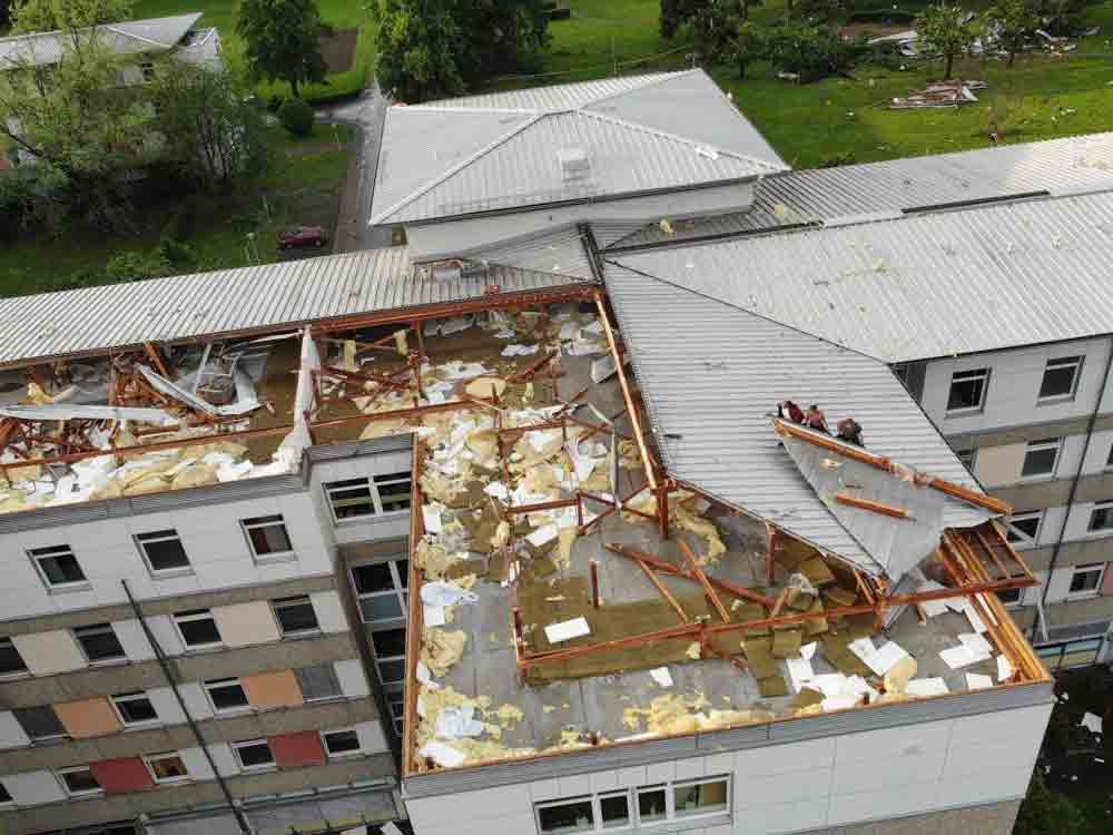 Klinikgebäude durch Tornado abgedeckt, LWL Klinik Lippstadt, massive Schäden an Häusern und Gelände, Aufräumarbeiten dauern noch lange an