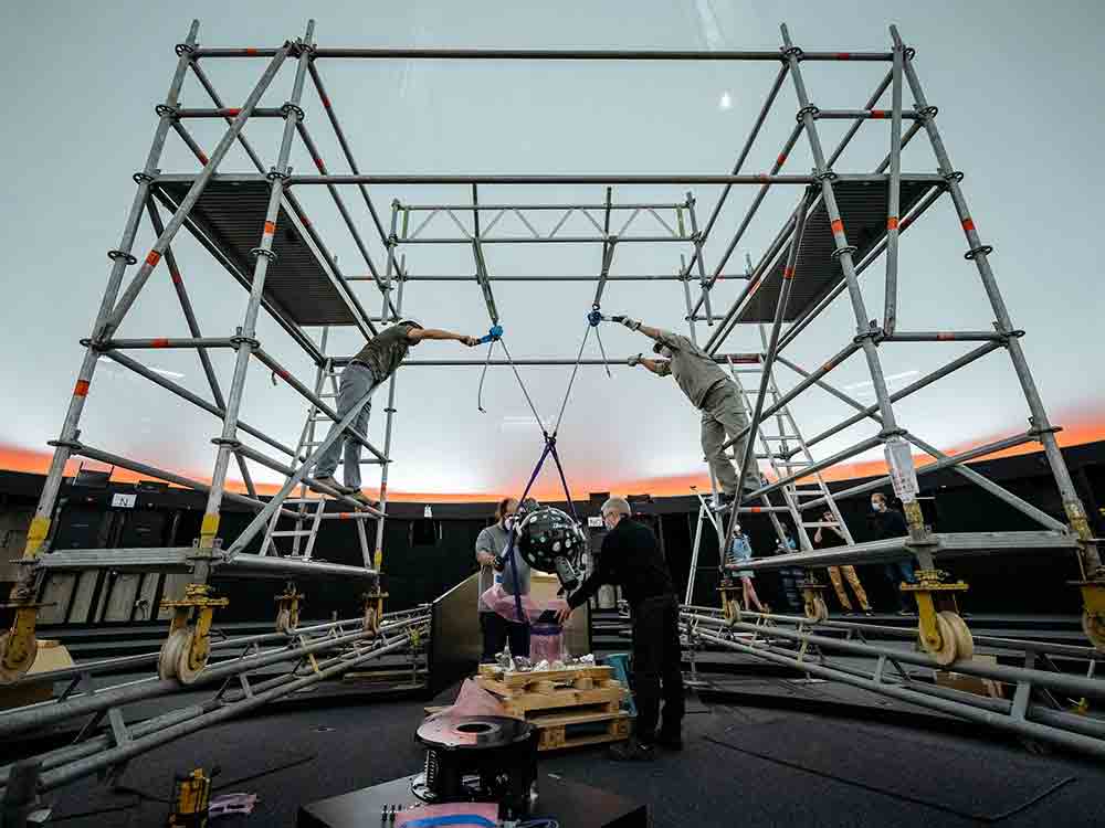 Umbau des LWL Planetariums, neuer Sternenprojektor eingebaut