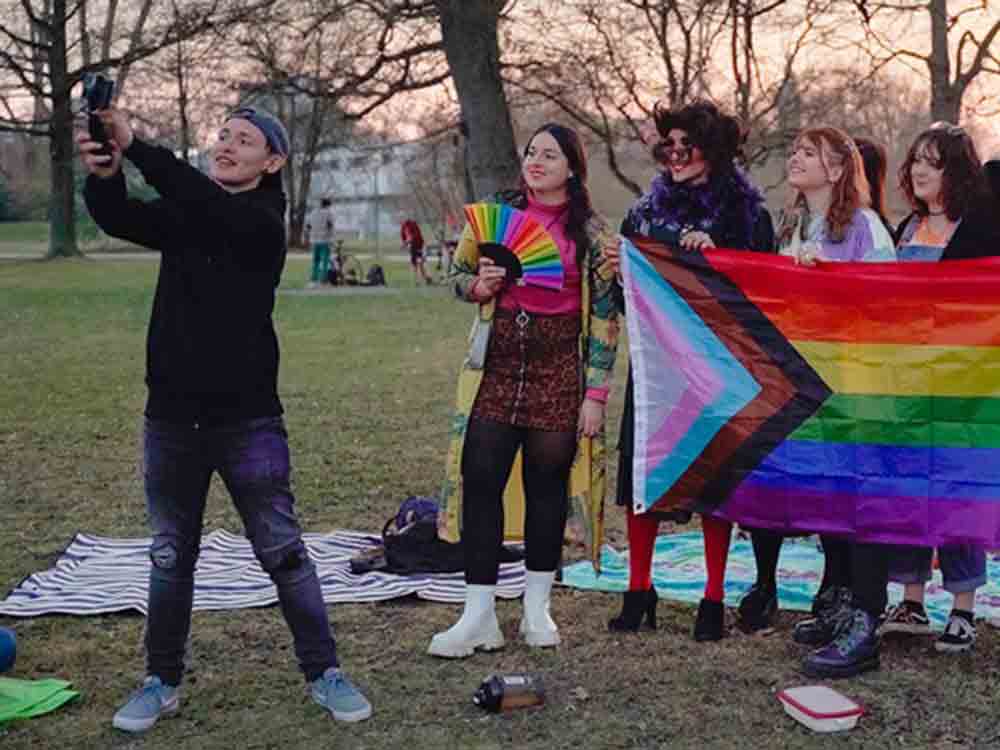 NDR Umfrage, Schülervertretungen und Lehrer Gewerkschaft kritisieren Diskriminierung queerer Jugendlicher an Schulen
