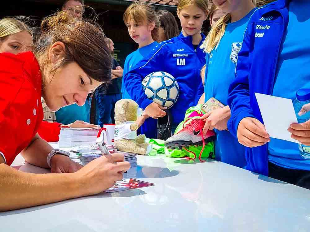 Gütersloh, Fußball, Autogrammstunde am Tag des Mädchenfußballs, Marina Hermes und Celina Baum bringen Kinderaugen zum Leuchten