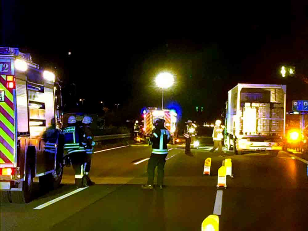 Polizei Bielefeld, Sattelzug gerät nach Unfall in Brand