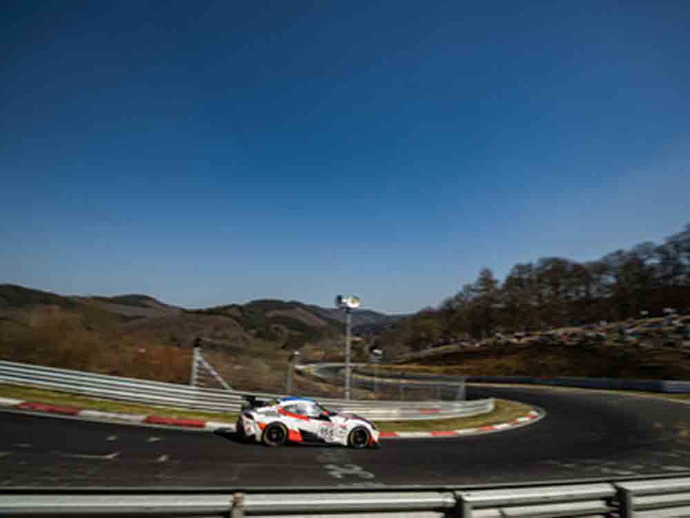 Toyota beim 24 Stunden Rennen am Nürburgring 2022, sportliche GR Modelle auf und neben der Strecke