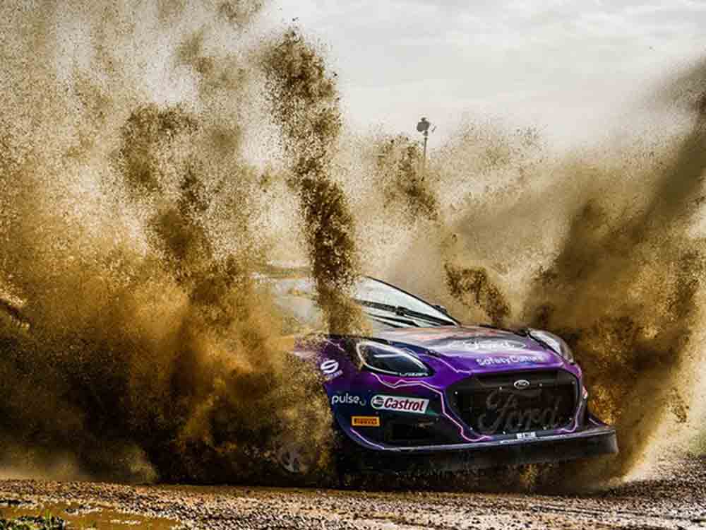 Der neue Ford Puma Hybrid Rally1 fährt bei der WM Rallye auf Sardinien auf Rang 2